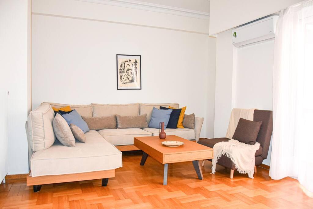 Spacious Modern Apartment In Pagkrati Athens Exterior photo